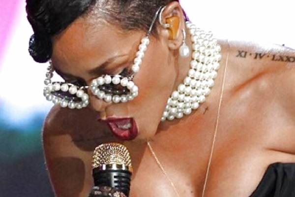 Rihanna ‘Diamonds’ Live